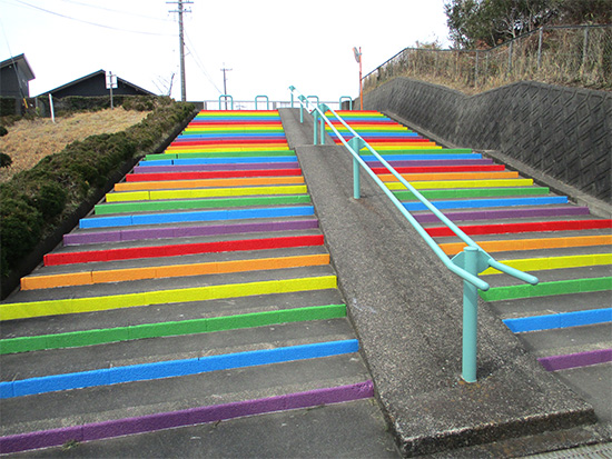 御前崎市の浜岡東小学校の階段塗装